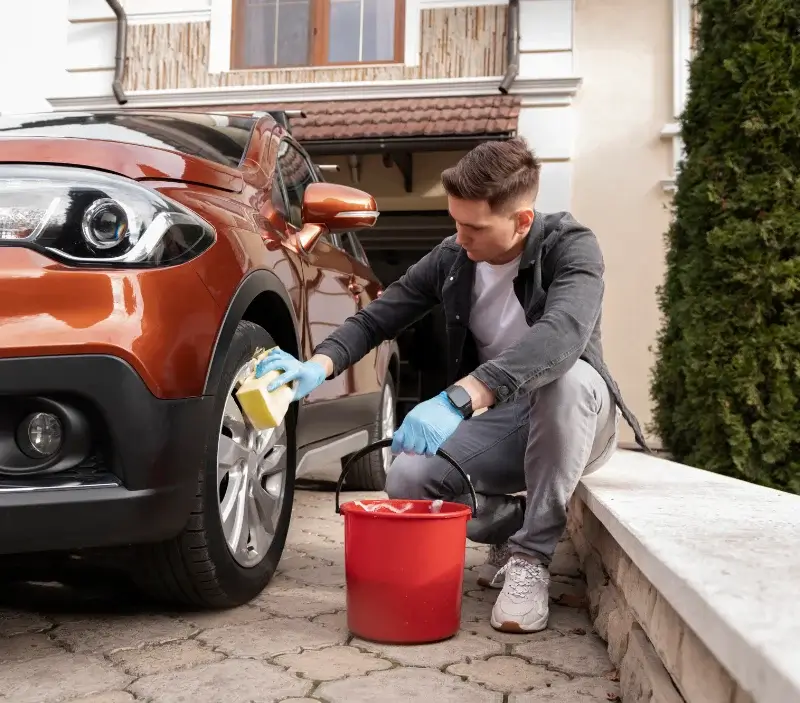 Lavage auto à domicile Séligné : professionnel intervenant sur un véhicule